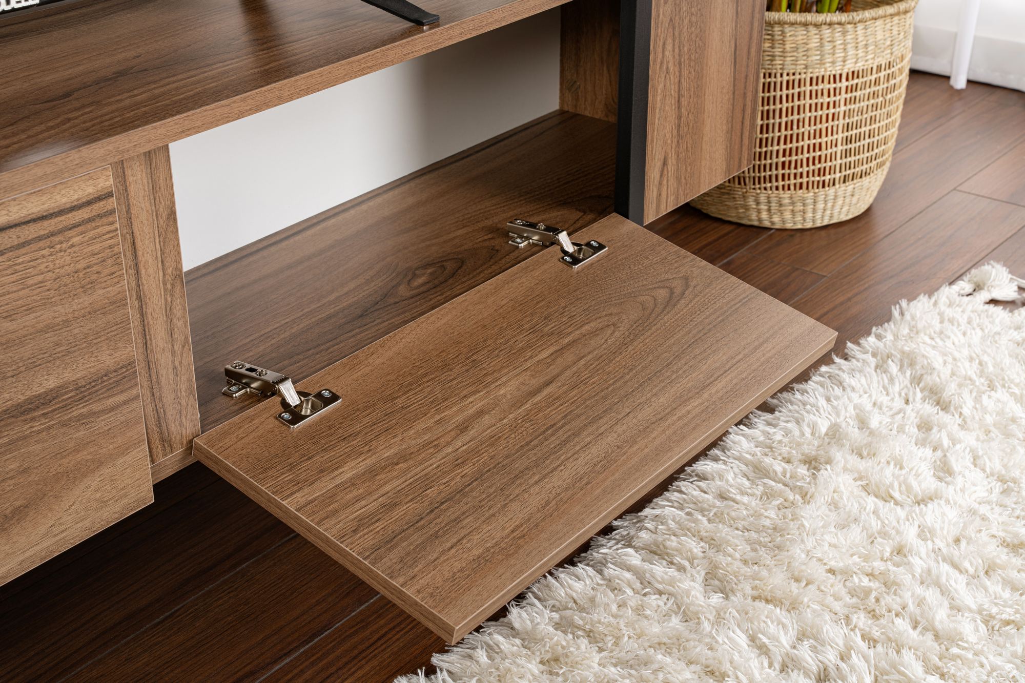 TV skrinka Serenity – orech/Čierna